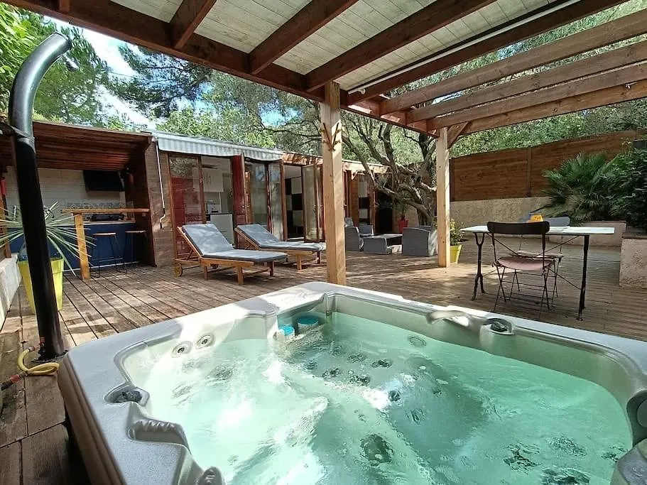 Appartement Studio Jacuzzi Prive A 8 Min A Pied De La Plage à La Ciotat 0*,  France